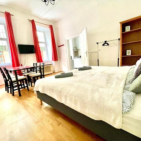 Very Warm Home With Big Bed Near New York Cafe بودابست المظهر الخارجي الصورة