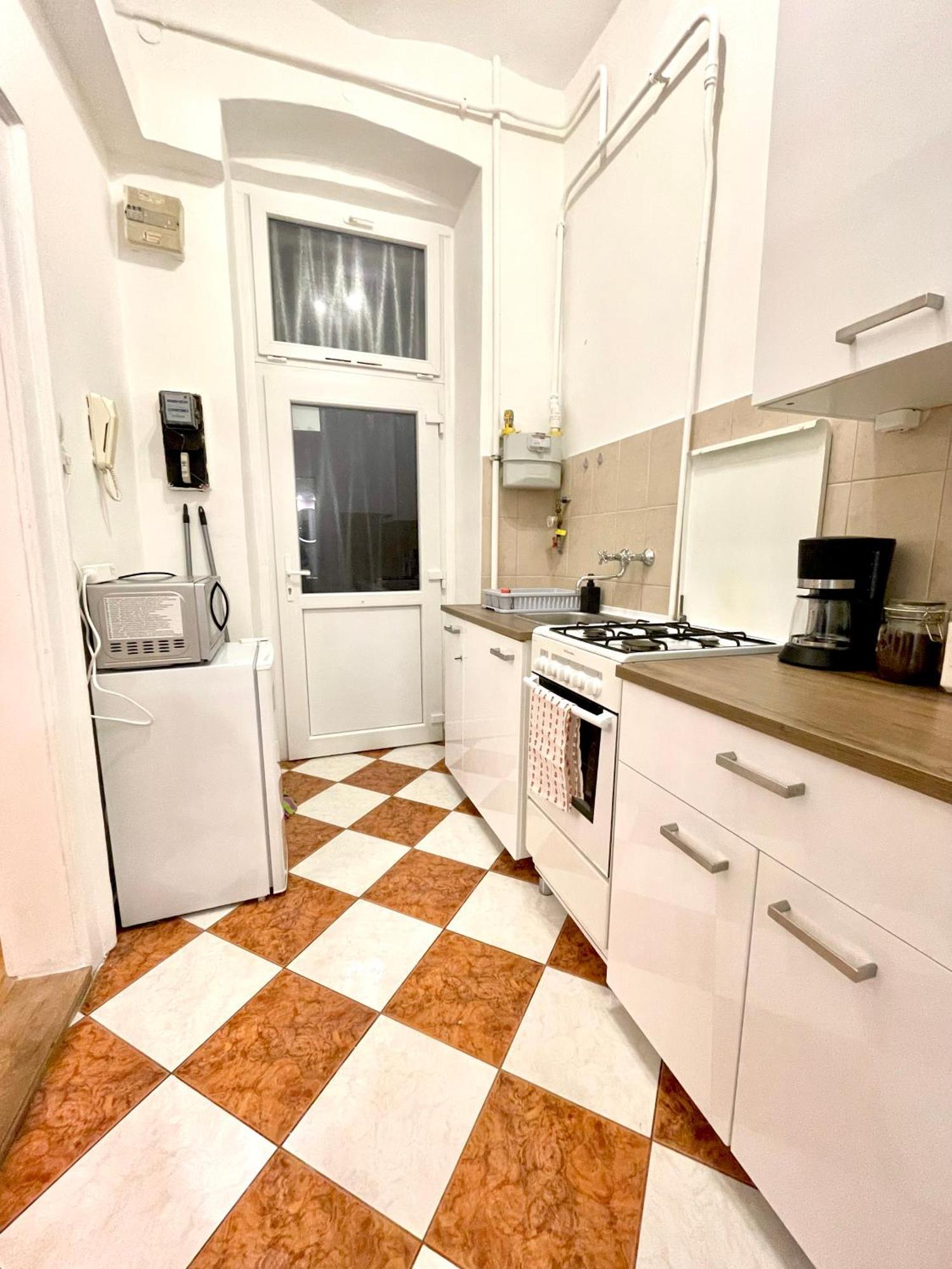 Very Warm Home With Big Bed Near New York Cafe بودابست المظهر الخارجي الصورة