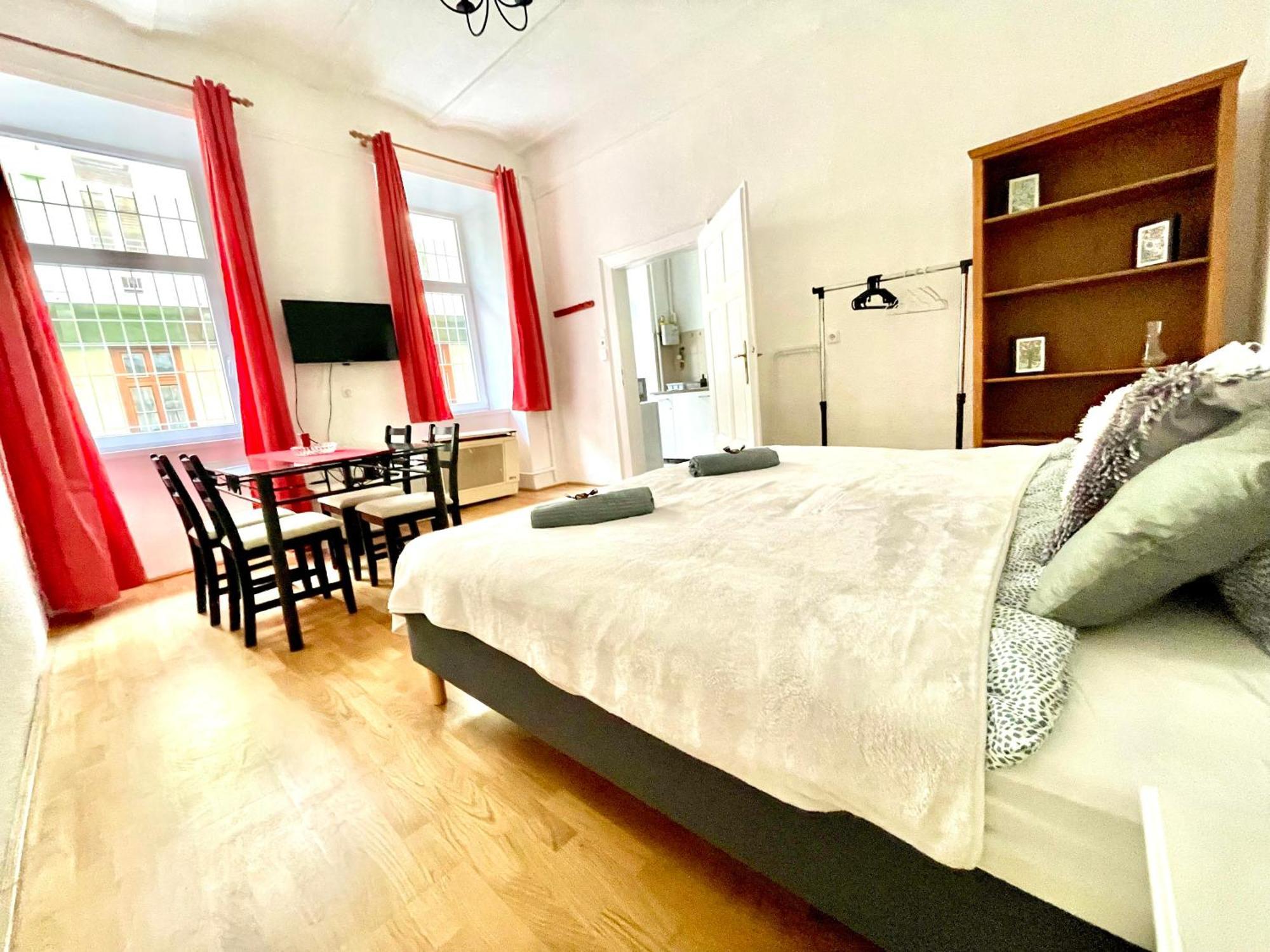Very Warm Home With Big Bed Near New York Cafe بودابست المظهر الخارجي الصورة