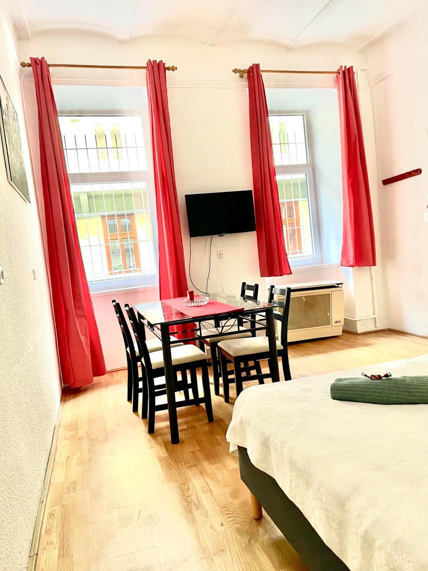Very Warm Home With Big Bed Near New York Cafe بودابست المظهر الخارجي الصورة